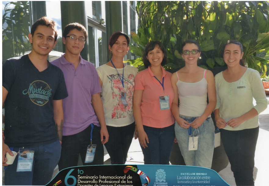 Fotografía de 6 integrantes del semillero InterAcción, en el marco del Sexto Seminario Internacional de Desarrollo Profesional de los docentes de lenguas extranjeras en la UdeA.