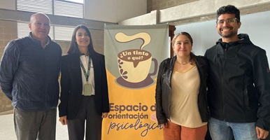 Cuatro personas mirando a la cámara