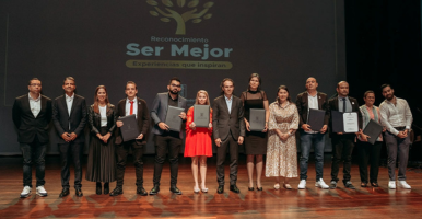 Tres íconos de siluetas de personas y una mano señalando al ícono de la mitad.