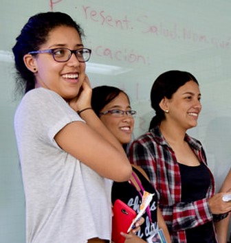 estudiantes nerviosas, hablando en frente de un grupo.