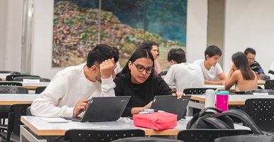 Fotografía de jóvenes estudiando en la Universidad de Antioquia