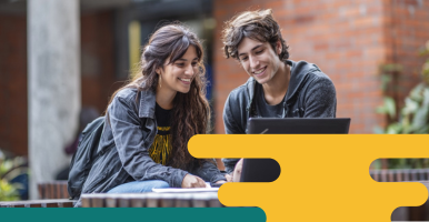 Dos personas mirando a una computadora