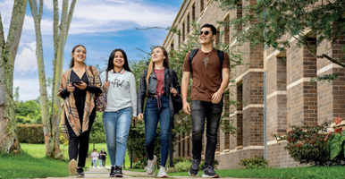 Aspirantes a la Universidad de Antioquia ingresando al campus El Carmen de Viboral