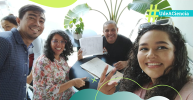 Grupo de cuatro personas sonriendo la segunda Cecilia Gallardo directora grupo Gemca