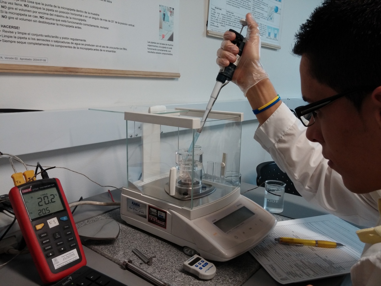 Persona haciendo pruebas en el laboratorio de metrología Persona haciendo pruebas en el laboratorio de metrología