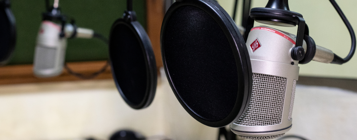 Foto de micrófonos, en cabina de grabación, de la Emisora Cultural Universidad de Antioquia