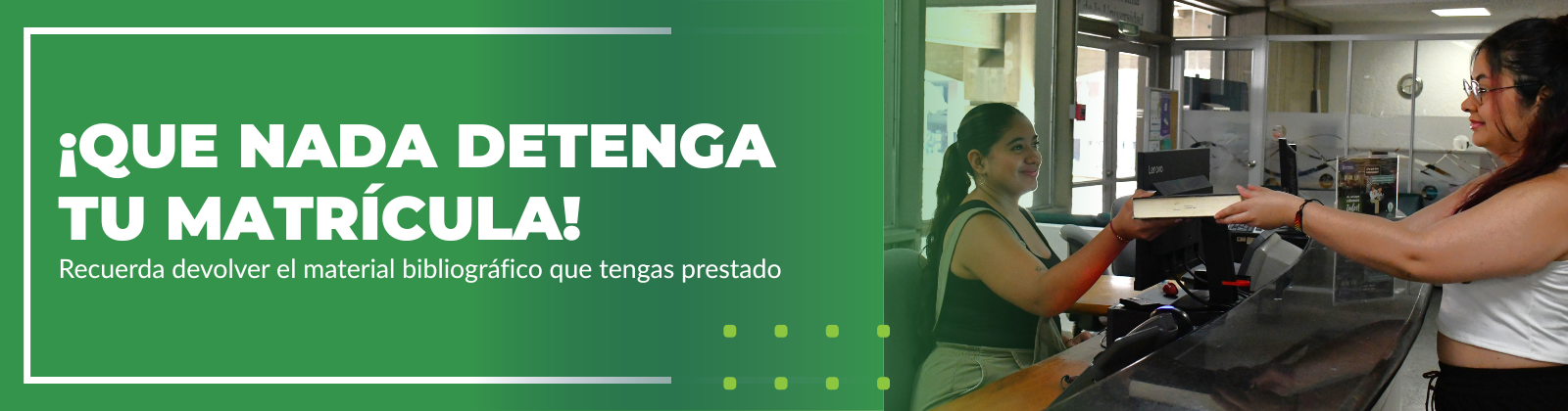 persona devolviendo libro 