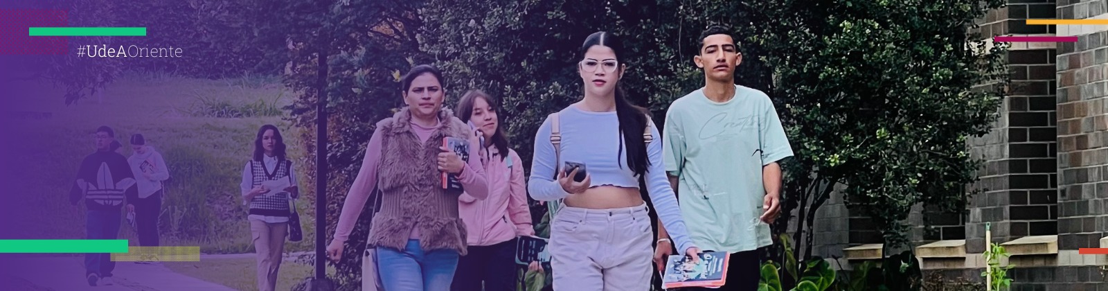 Composición gráfica con una fotografía es estudiantes caminando en las zonas verdes del Campus El Carmen de Viboral