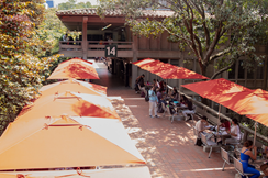 Foto del sgundo piso de la Facultad de Derecho y Ciencias Políticas