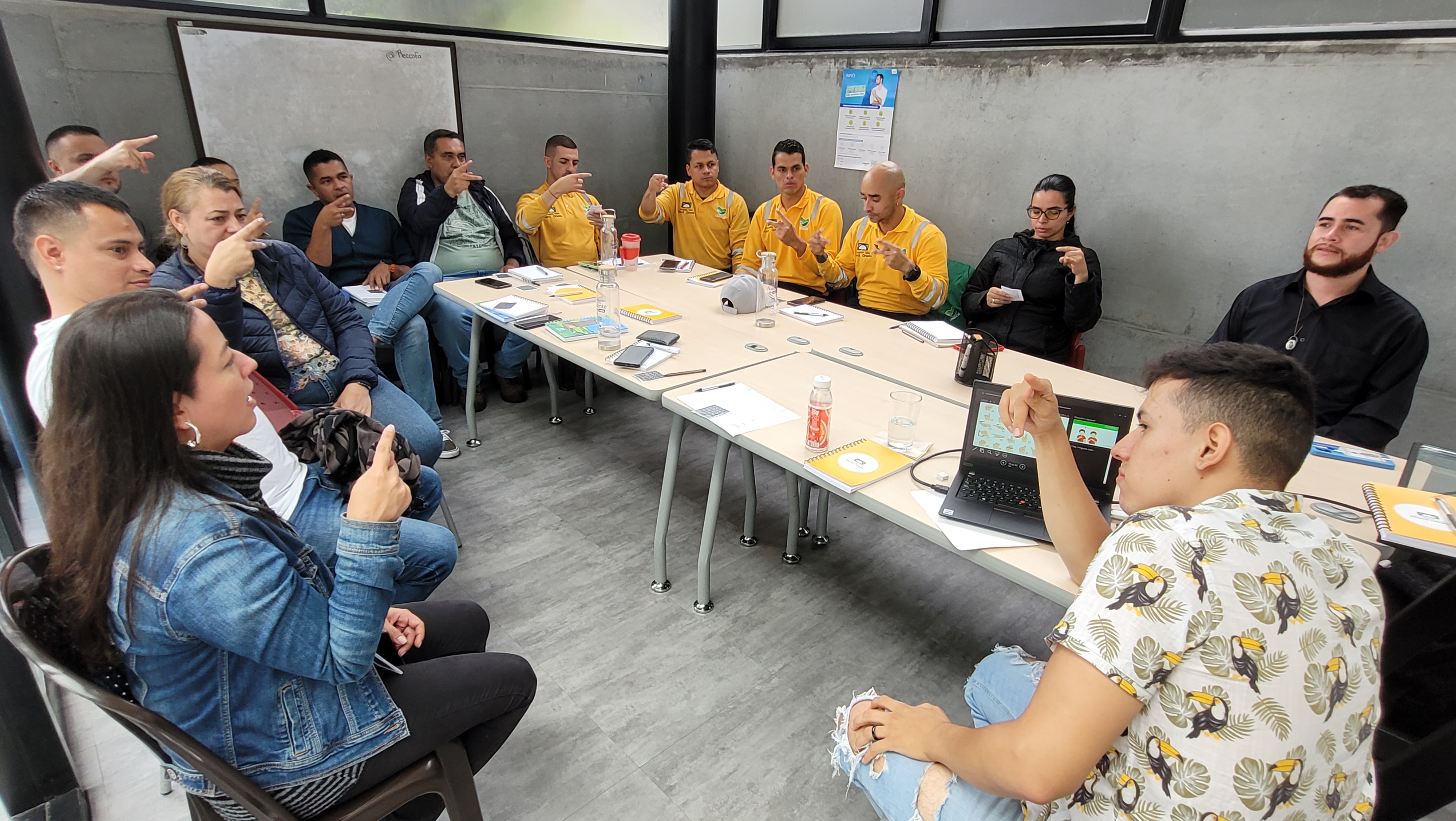 Grupo de personas practicando Lengua de Señas Colombiana