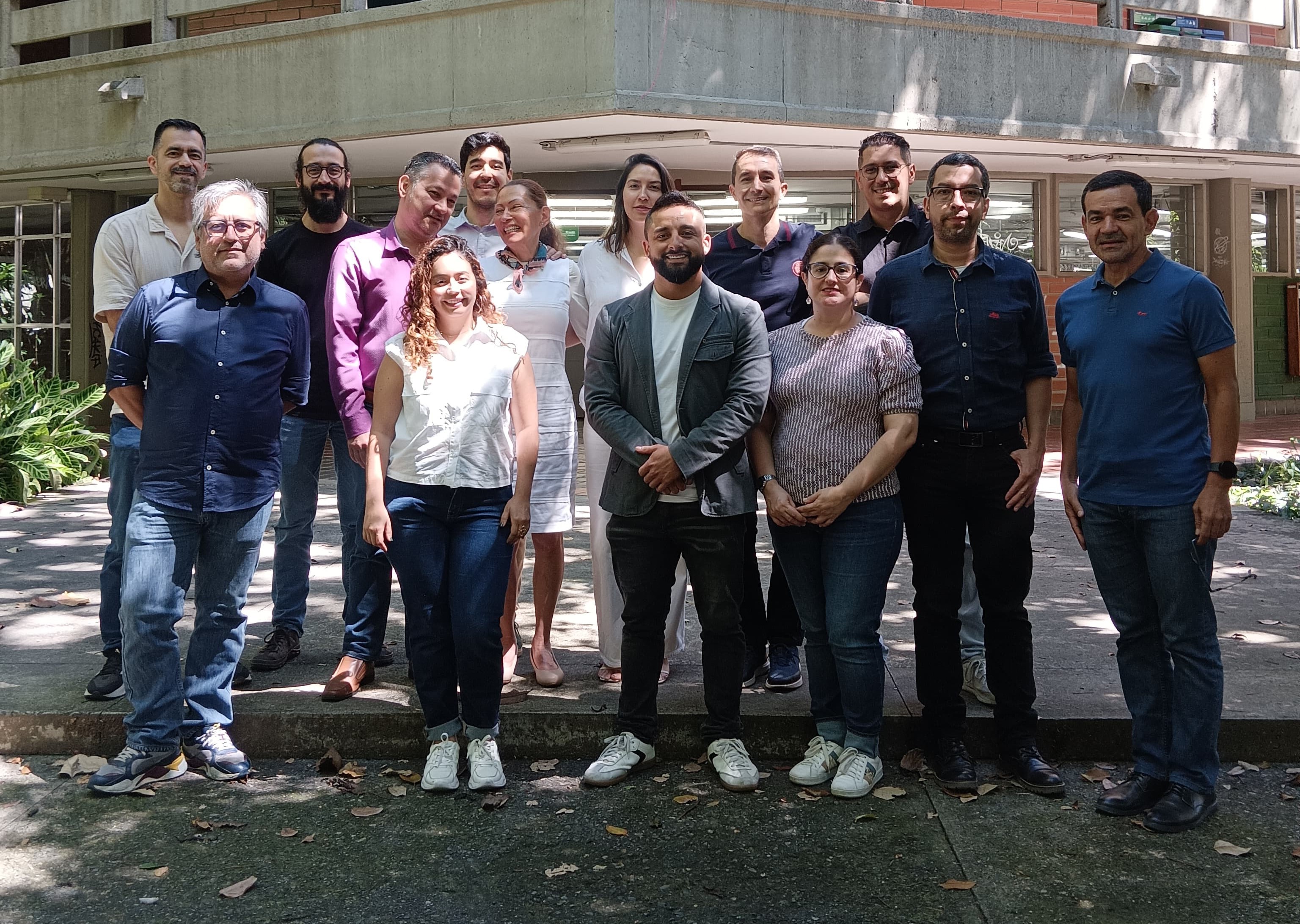 Profesores del Programa de Traducción de pie afuera de la Escuela de Idiomas