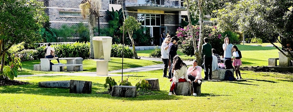 Panorámica del campus El Carmen de Viboral con estudiantes Panorámica del campus El Carmen de Viboral con estudiantes
