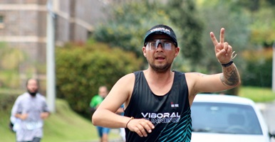 Un participante en el Cross Country de Atletismo saludando la cámara