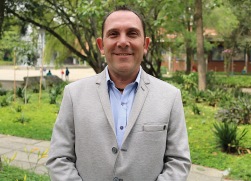 Fotografía del profesor Juan Vélez Ocampo
