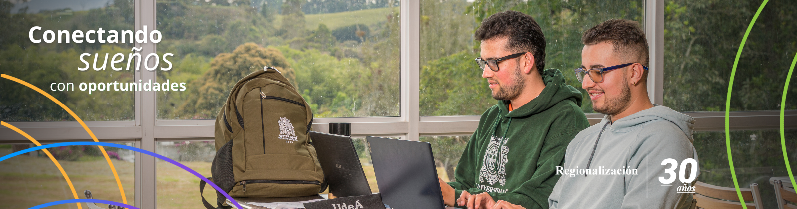 Dos estudiantes de la UdeA compartiendo en una mesa de estudios del campus El Carmen de Viboral Dos estudiantes de la UdeA compartiendo en una mesa de estudios del campus El Carmen de Viboral