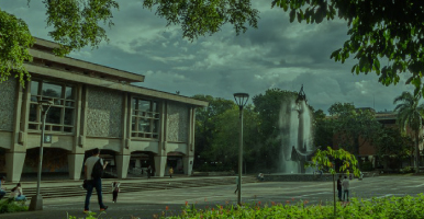 Fotografía de la plazoleta de la Universidad de Antioquia