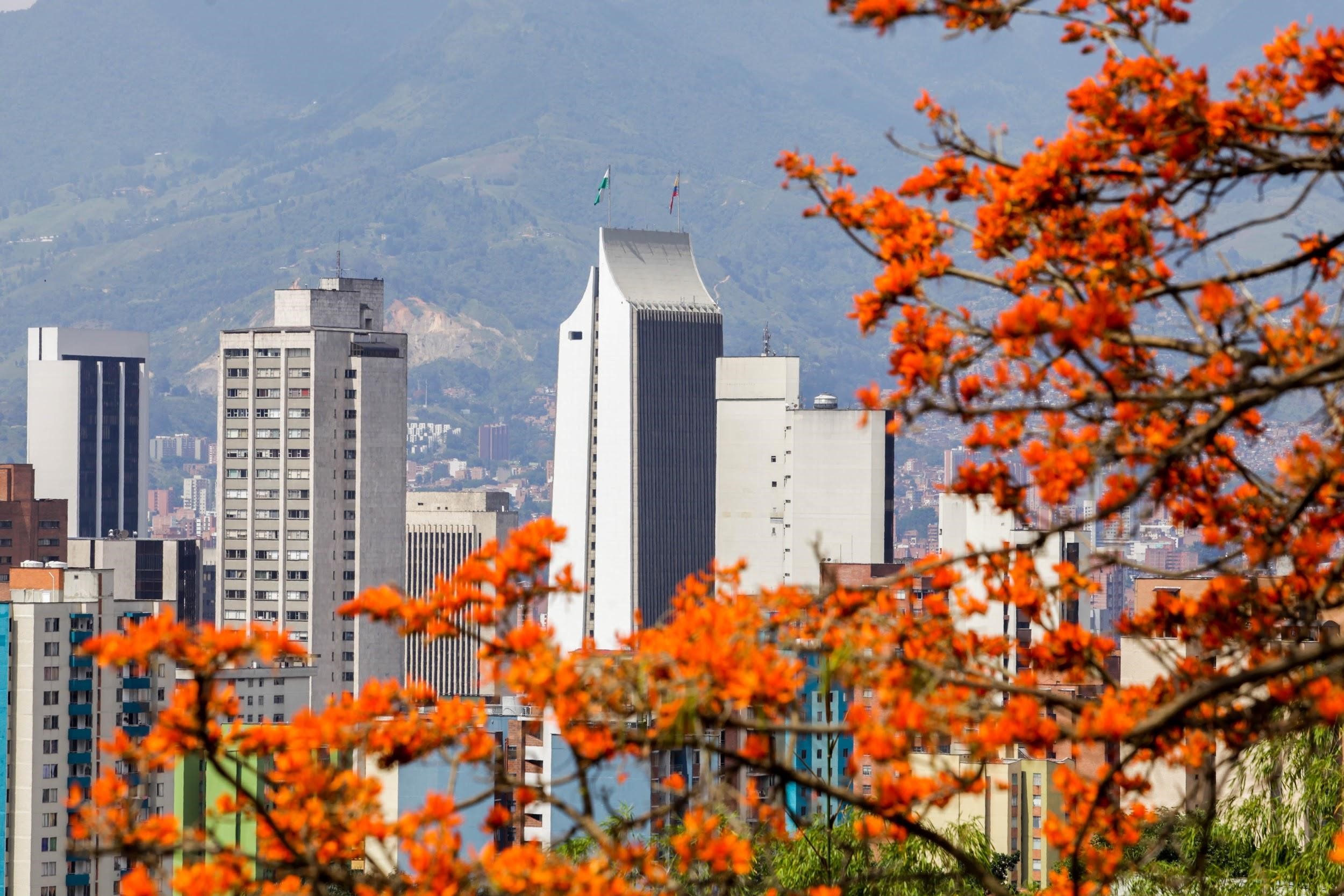 panoramica-de-medellin-en-primavera