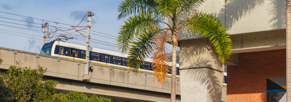 Fotografía del Metro de Medellín, tomada desde el Coliseo de la UdeA.