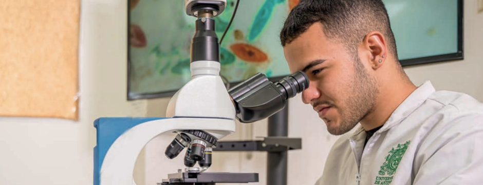 Estudiante del campus El Carmen de Viboral durante una práctica de laboratorio