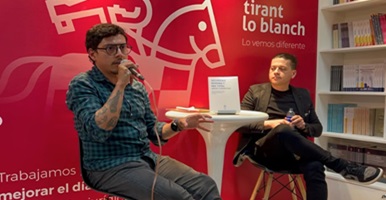 Foto de los profesores presentando el libro en la FilBo