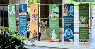 Plano general de una exposición en el campus El Carmen de Viboral