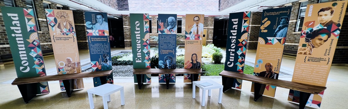 Plano general de una exposición abierta en el campus El Carmen de Viboral