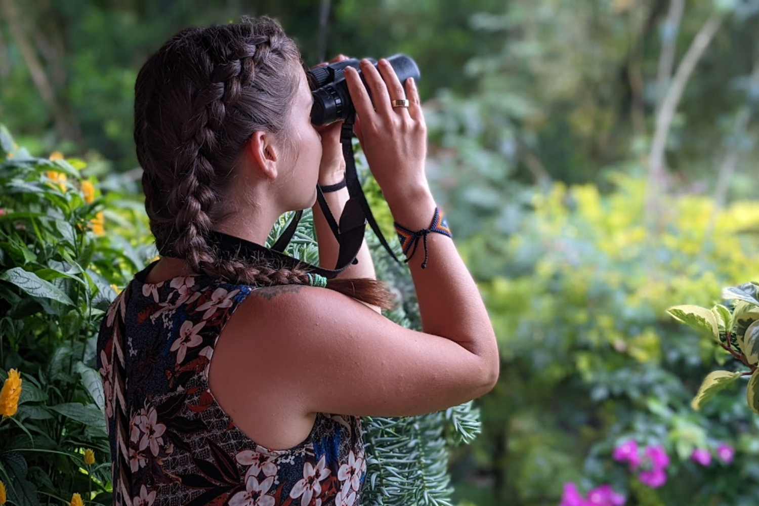 mujer con binoculares observando el campo