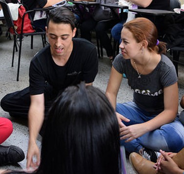 profesor dando indicaciones a estudiantes.