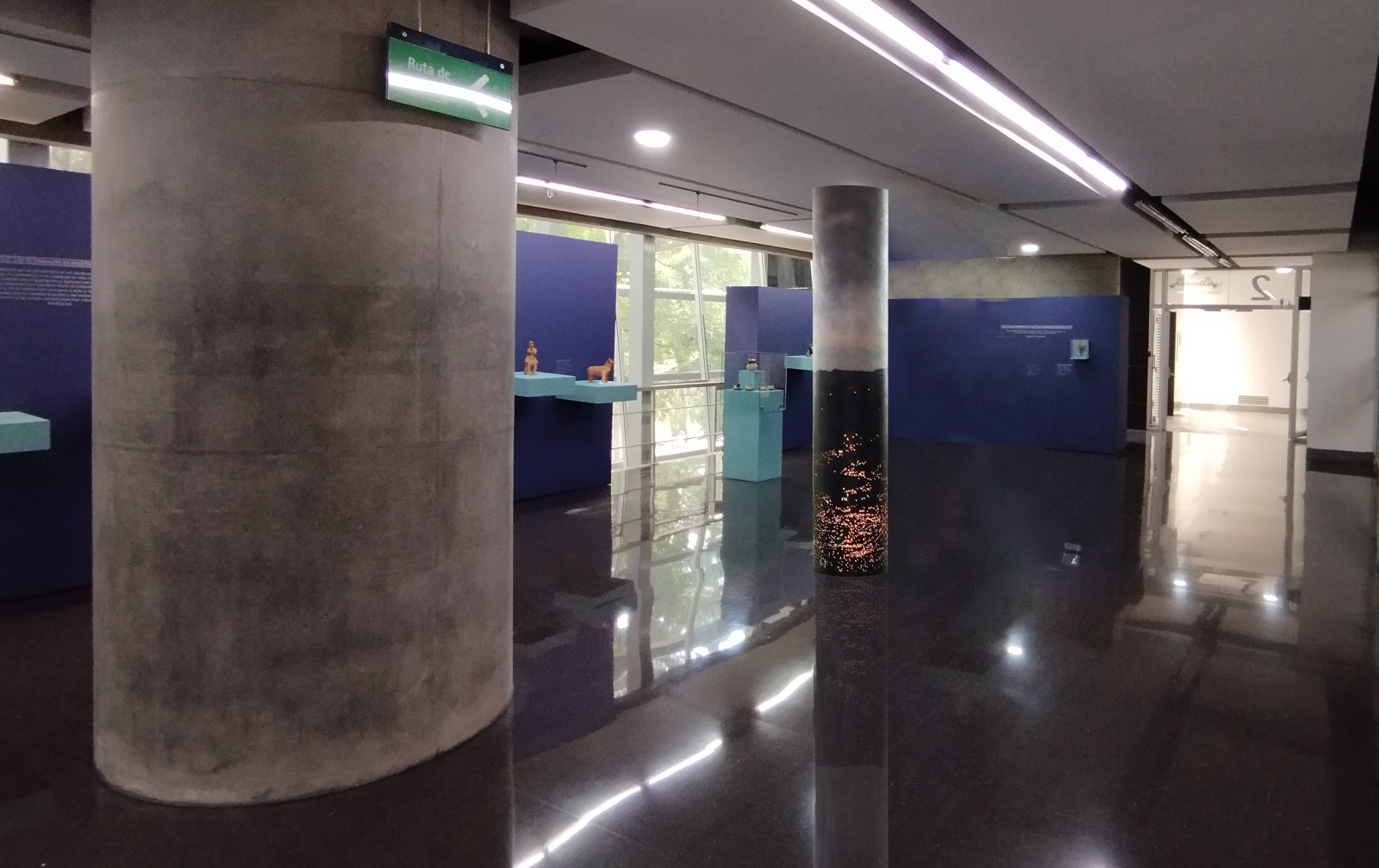 Vertice nocturno ubicada en el edificio de extensión de la UdeA