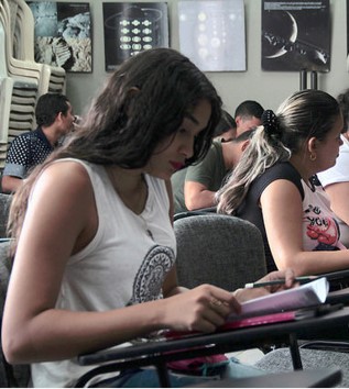 estudiante sesión iniciativa CLYC en Bajo Cauca.