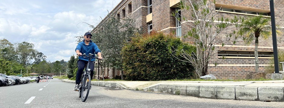 Estudiante en bicicleta por las vías internas del campus El Carmen de Viboral