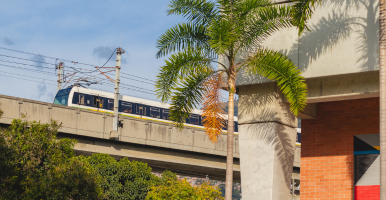 Unas manos sosteniendo un envase retornable