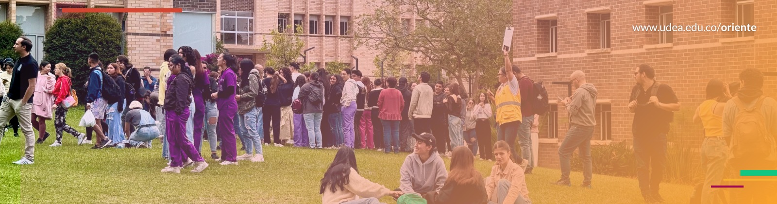 Toma panorámica de las zonas exteriores del Campus El Carmen de Viboral con personas en un ejercicio de evacuación