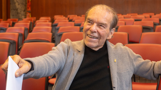 La UdeA entrega el Escudo de Oro al maestro que convirtió la forma en poesía 