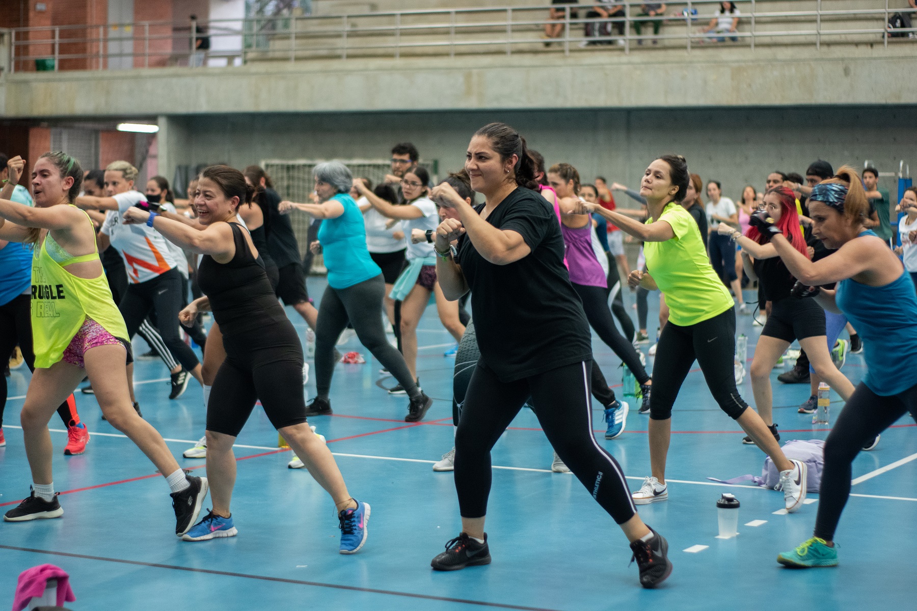 Grupo de personas realizando actividad física