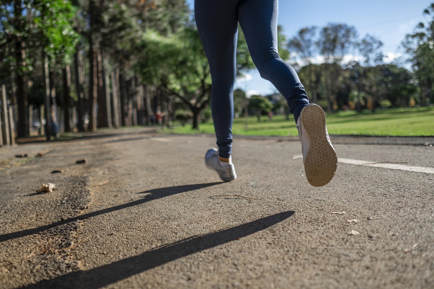 Mujer trotando al aire libre