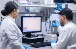 Científicos analizando resultados en el laboratorio 