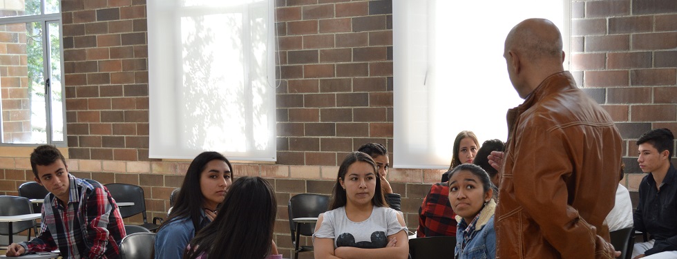 Estudiantes durante proceso de admisión