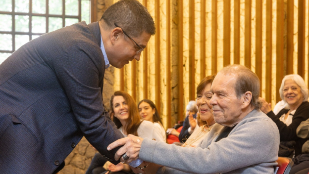 La UdeA entrega el Escudo de Oro al maestro que convirtió la forma en poesía 