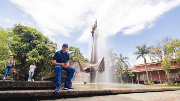 Fotografía de estudiante en la fuente