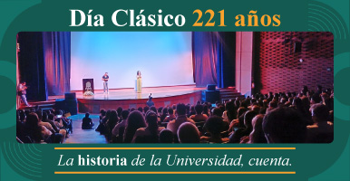 Teatro Camilo Torres lleno de personas sentadas, sobre el escenario una cantante y una intérprete de LSC 