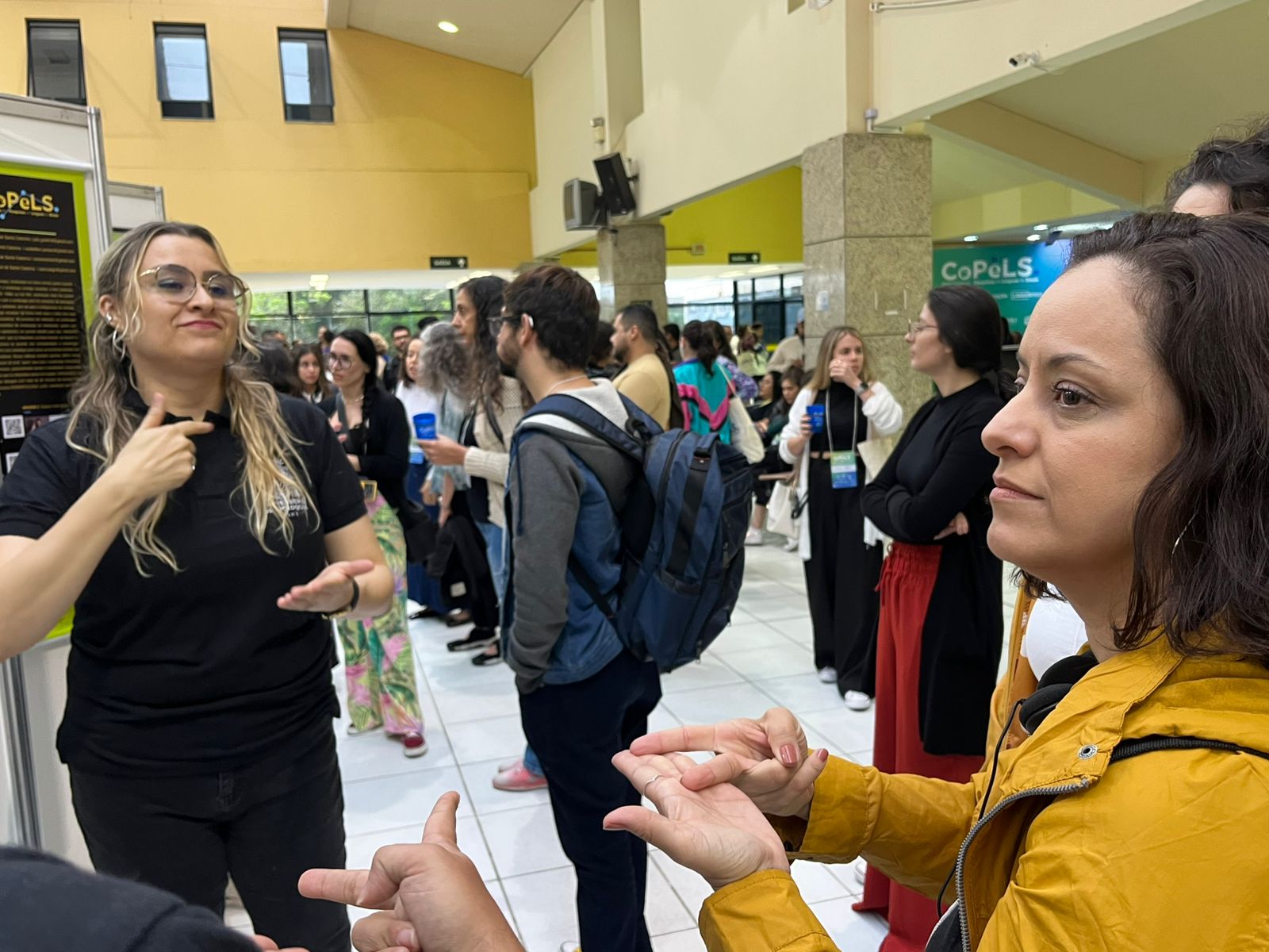 Profesora Edith exponiendo en COPELS