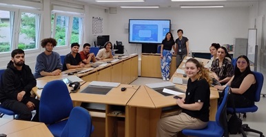 Estudiantes de Filología Hispánica reunidos en una sala de juntas durante su intercambio académico por Alemania