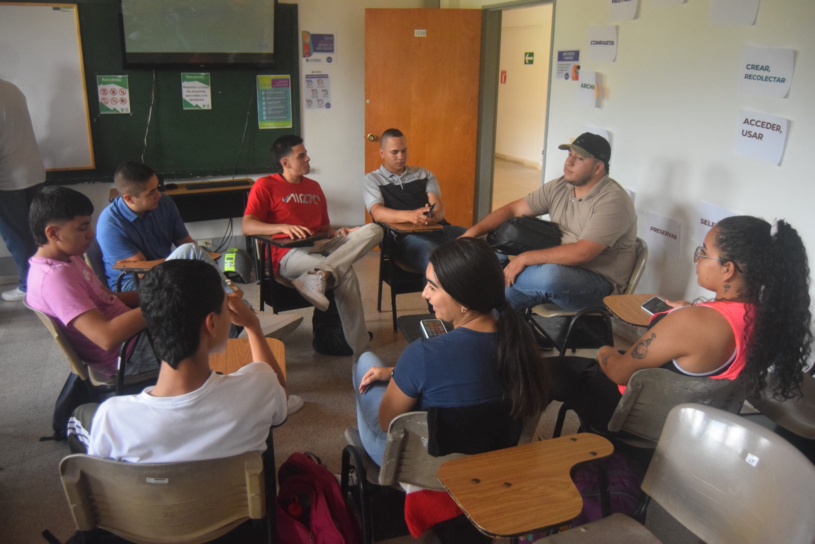 Estudiantes del Semillero de investigación SIAS se capacitan en gestión de proyectos.