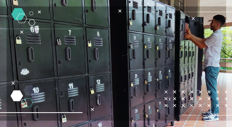 Fotografía de un estudiante de la Escuela de Idiomas haciendo uso de los casilleros Fotografía de un estudiante de la Escuela de Idiomas haciendo uso de los casilleros