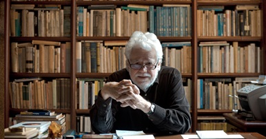 Foto de Carlos Gaviria en su biblioteca personal