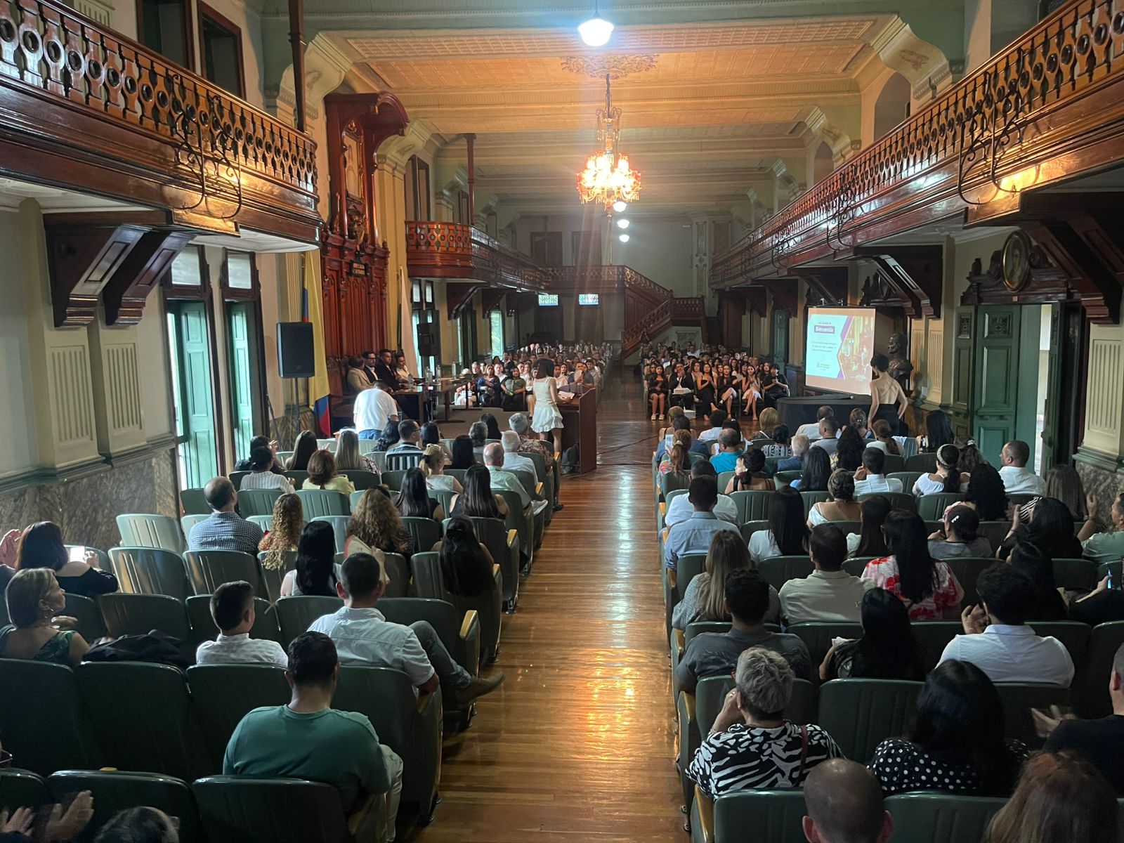 Certificaciones Programa de inglés en el Paraninfo. Personas sentadas