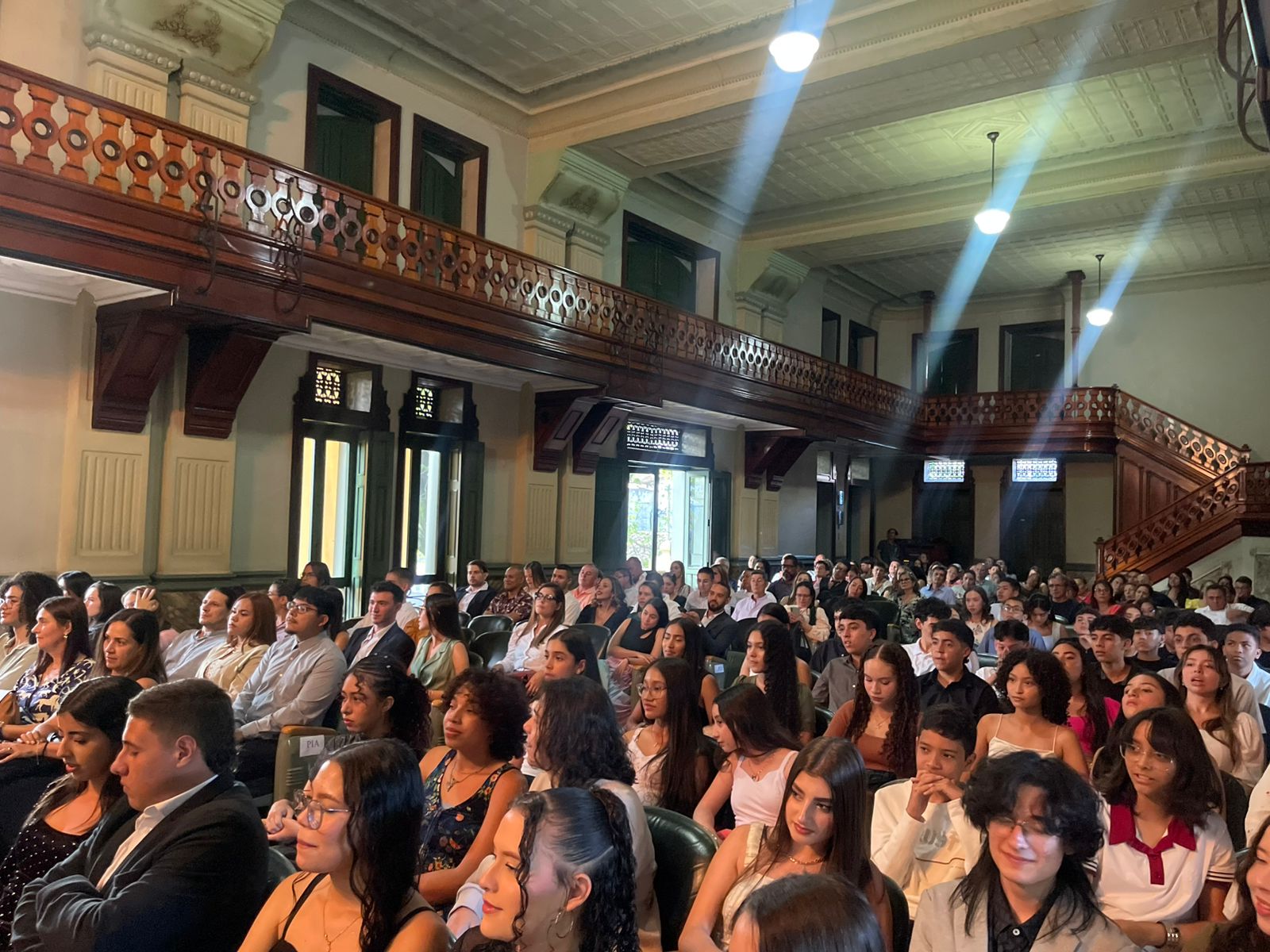 Estudiantes programas de inglés sentados en el Paraninfo