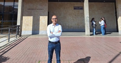 Foto del profesor Juan Camilo Puentes en la Universidad de Salamanca