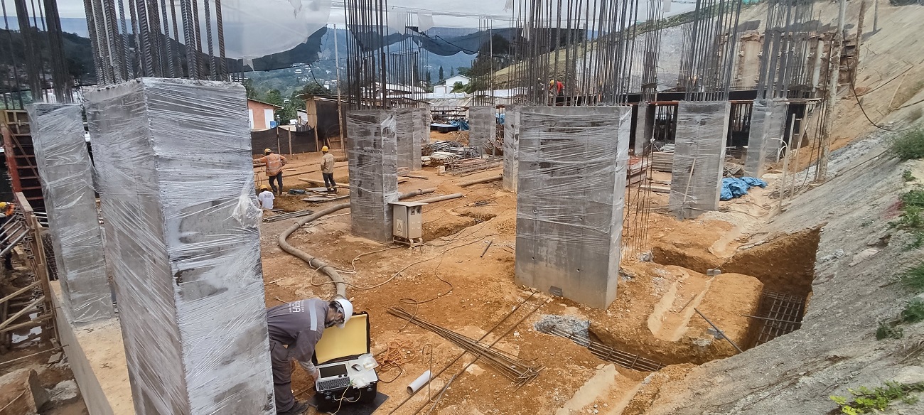 Instalación de los sensores en las columnas de un edificio en Sabaneta